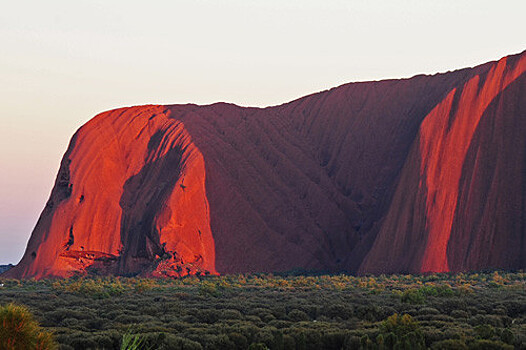Туристов последний раз пустили на священную скалу Улуру в Австралии: фотогалерея