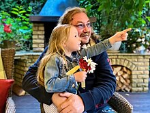 6-летняя дочь Игоря Николаева вместе с папой собрала кукольный домик
