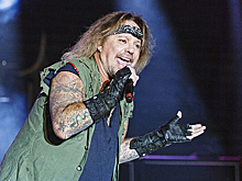 Фронтмен Mötley Crüe упал со сцены и переломал ребра