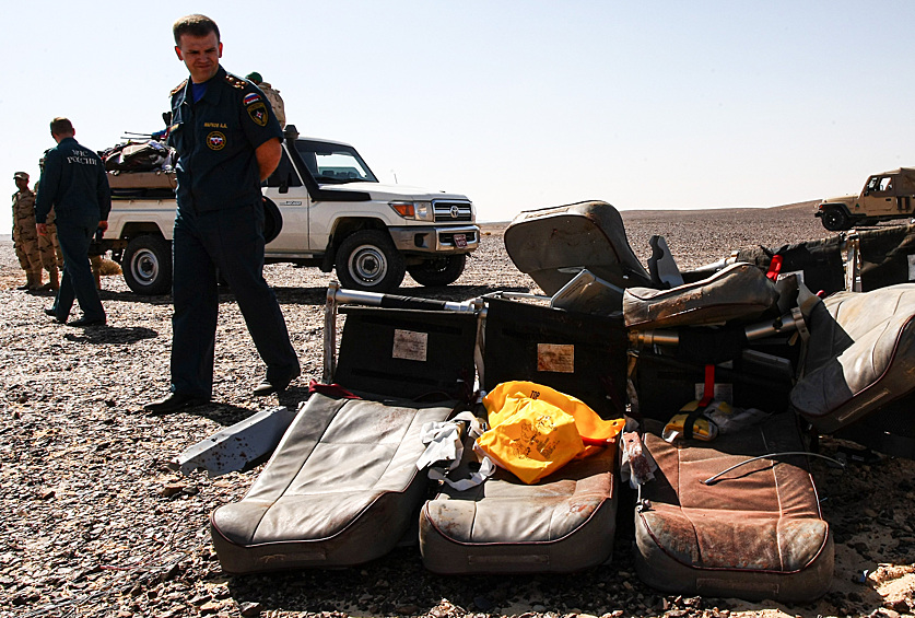 Обломки самолета Airbus A321 авиакомпании "Когалымавиа", который выполнял рейс 9268 Шарм эш-Шейх - Санкт-Петербург на месте крушения в 100 км от Эль-Ариша на севере Синайского полуострова, 2015 год