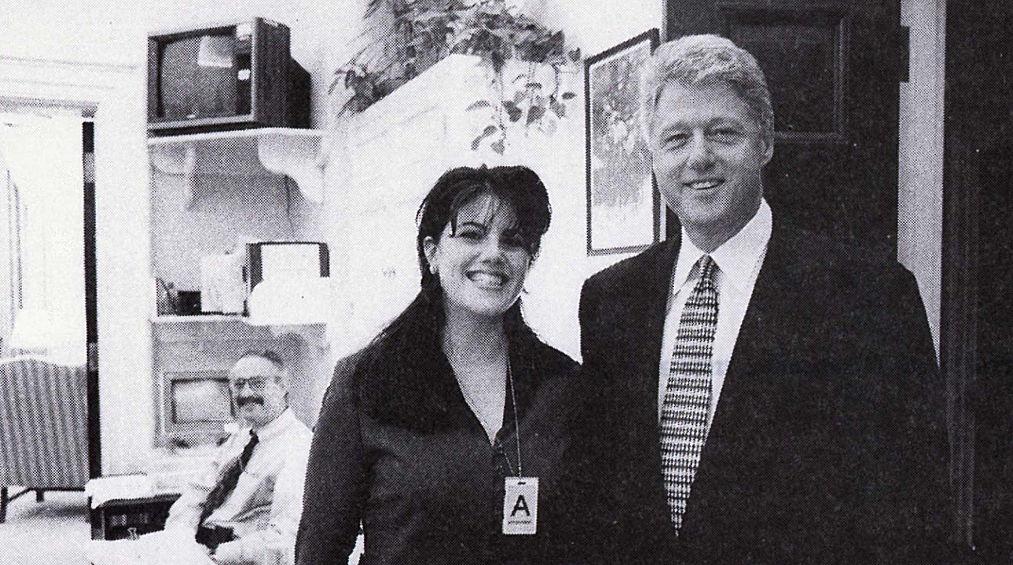 «У меня не было сексуальных отношений с этой женщиной, мисс Левински», — говорил в начале истории Клинтон, но позже согласился, что некоторые «недопустимые физические отношения» у них все же были. На фото: 1995 год