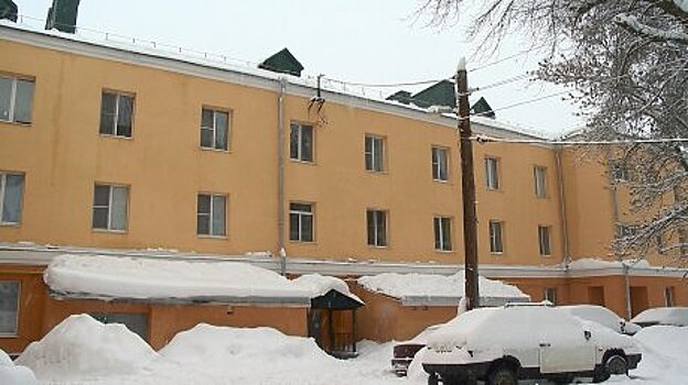 Падение снега с крыши на девушку в Саратове. Чиновники не раз предупреждали УК об очистке кровли
