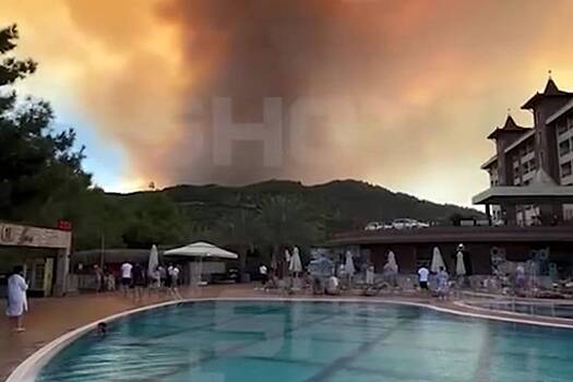 Пожар в Турции вплотную приблизился к отелям с сотнями тысяч россиян