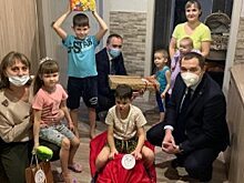 Тюменские чиновники вручили новогодние подарки многодетной семье
