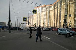 Из-за неработающего светофора в Петербурге столкнулись три автомобиля