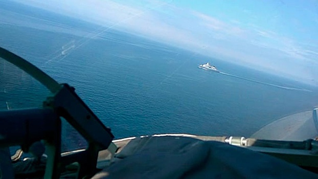 Морская авиация ЮВО отрабатывает полет на сверхмалой высоте: кадры из кабины