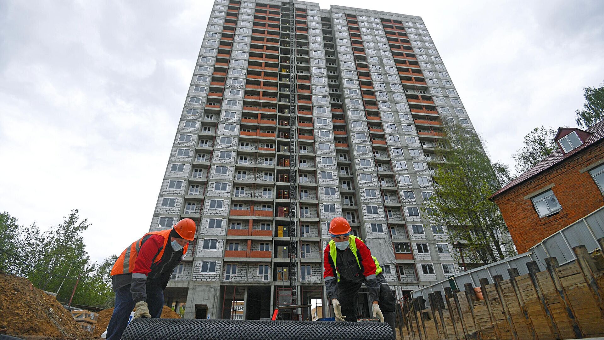 Стоит ли покупать недвижимость. Жилое помещение. Рынок недвижимости. Стоит ли сейчас продавать квартиру 2024. Жилое помещение.