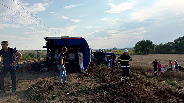 В Анкаре пять вагонов пассажирского поезда сошли с рельсов