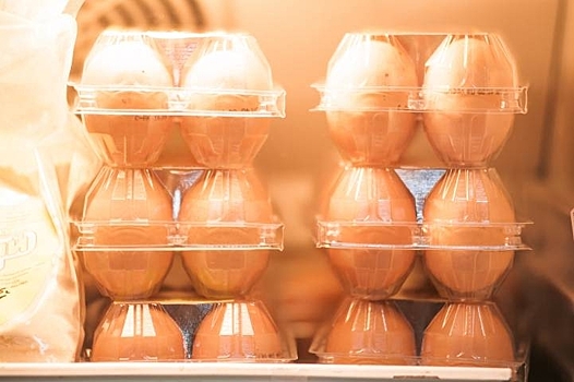 Машину жителя Владивостока закидали куриными яйцами