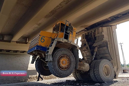 В Свердловской области произошло ДТП с участием самосвала БелАЗ