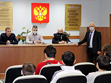 В ЯНАО полицейские и представители общественности провели урок правовой грамотности для студентов