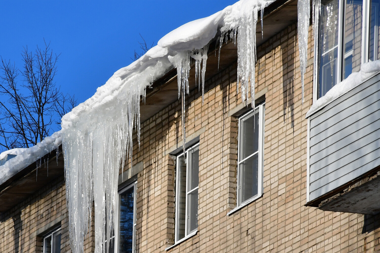 В Нижегородской области глыба льда с крыши рухнула на подростков