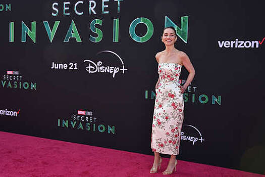 Эмилия Кларк обнажила плечи на премьере сериала "Секретное вторжение"