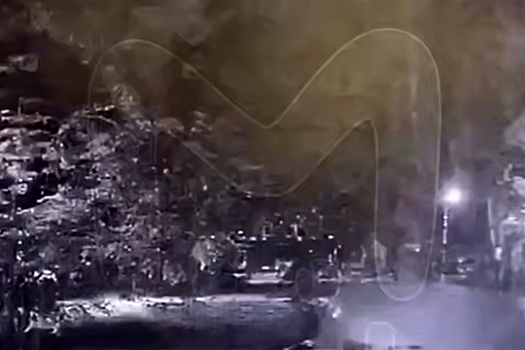 В Петербурге на видео попало, как мужчина выпал с балкона на автомобиль