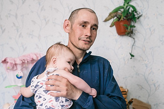 У бригадира из Богдановича забирают трёхмесячного сына за то, что неправильно выбрал жену