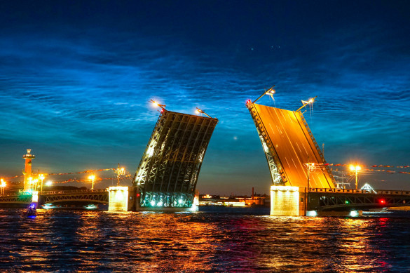 Дворцовый мост впервые развели под звуки государственного гимна в честь Дня России