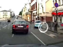 Во Владивостоке на видео попало, как машина без водителя врезалась в столб