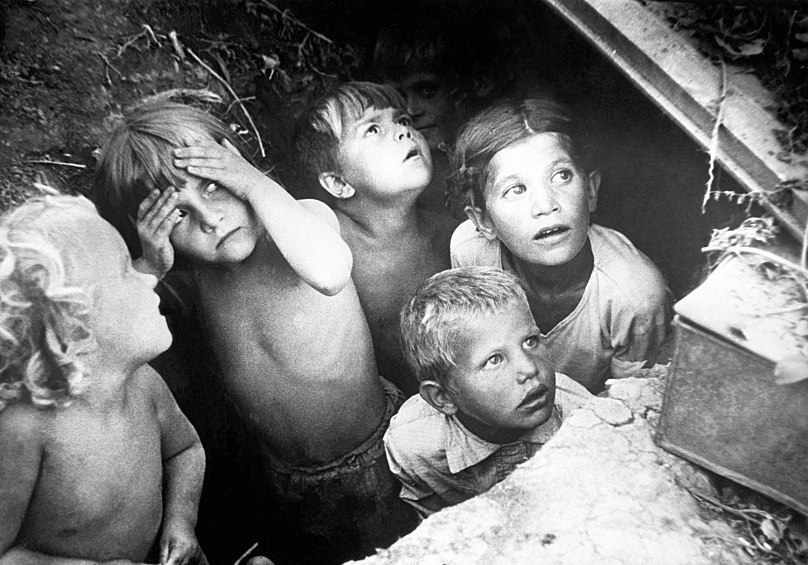 Во время налета немецкой авиации.