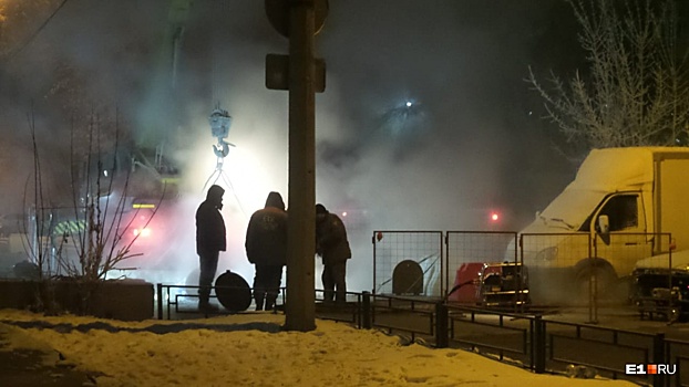 Энергетики за ночь отремонтировали трубу, из-за которой в центре Екатеринбурга не было тепла