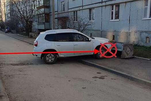 В сидящую на скамейке у дома пенсионерку из Коми въехал внедорожник