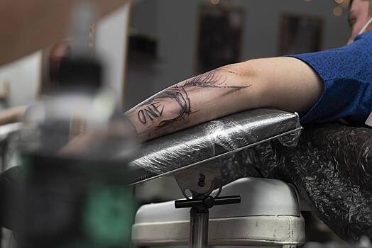 Врач предупредила о скрытой опасности некоторых видов татуировок