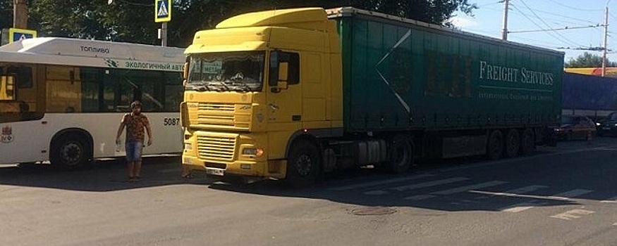 88-летний ростовчанин скончался после ДТП с большегрузом