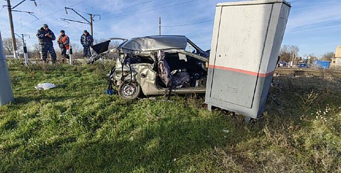 На Дону два пенсионера на «Оке» попали под поезд