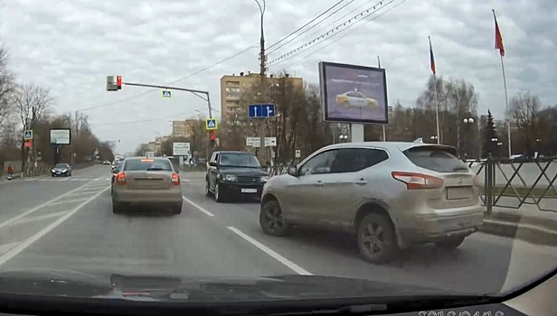 Неадекватный нарушитель на внедорожнике устроил серьезное ДТП в Подмосковье. Видео