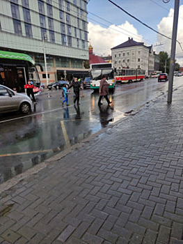 На Черняховского из-за ДТП с легковушкой и автобусом встало трамвайное движение