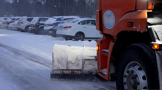 Свыше 400 единиц спецтехники и 615 рабочих вышло на борьбу со снегопадом в Тюмени