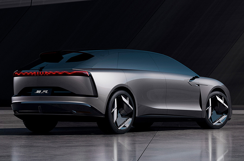 В салоне — проекционный дисплей и 15,6-дюймовый тачскрин по центру. Мультимедийка основана на процессоре Qualcomm Snapdragon 8295, который обеспечивает работу помощника с искусственным интеллектом. Автопилот относится к третьему уровню.