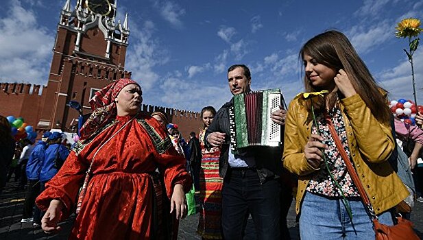 Почти 40% россиян на майские праздники останутся дома
