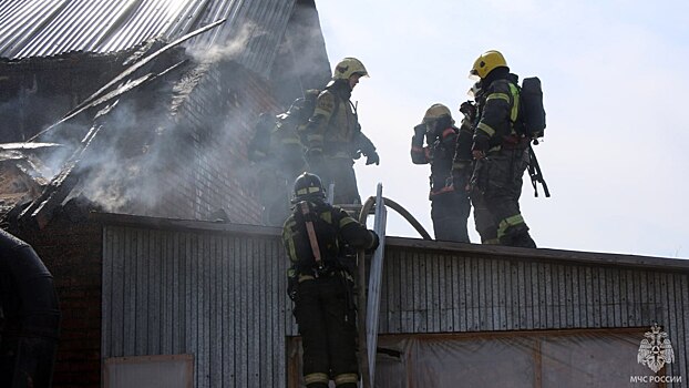 40 пожарных тушили производственное здание на Северной в Вологде