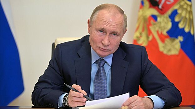 Путин поручил разработать новые меры поддержки семьи