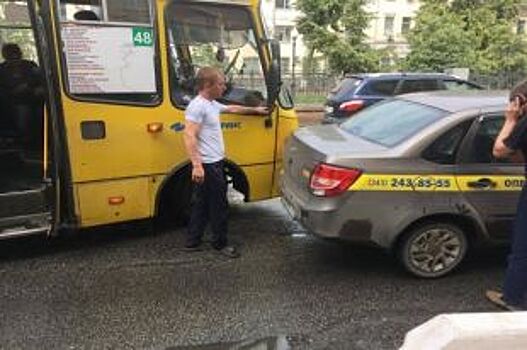 ДТП с автобусом парализовало движение в центре Екатеринбурга