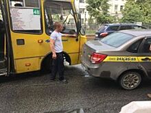 ДТП с автобусом парализовало движение в центре Екатеринбурга