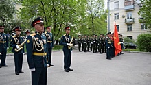 Парад у дома: в Самаре военнослужащие ЦВО поздравили ветерана с Днем Победы