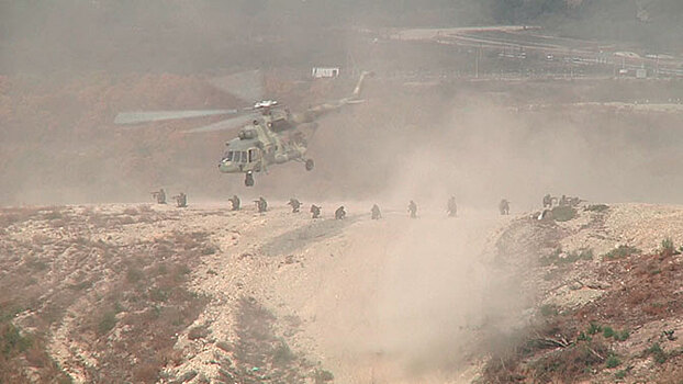 Десантники РФ и Египта выбили «террористов» с горного перевала: видео