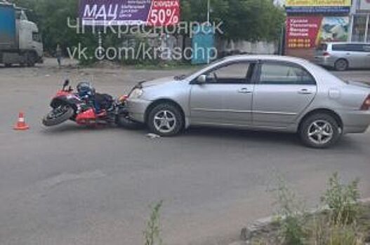 В Красноярске водитель «Тойоты» сбил молодого мотоциклиста