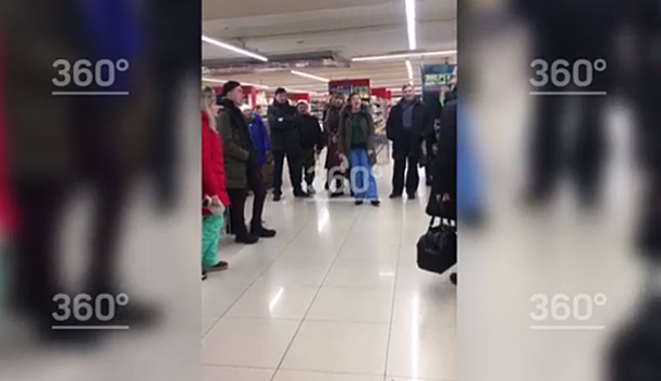 «Калинка‐малинка» в супермаркете. В Красноярске стартовали культурные флэшмобы к Универсиаде