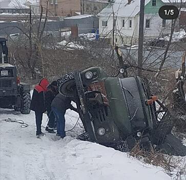 «Чип и Дейл спешат на помощь»: в Приморье перевернулся автомобиль из-за скользкой дороги