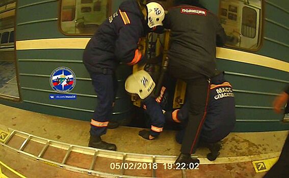 Женщину вытащили из-под поезда в метро «Площадь Ленина»