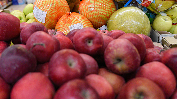 Экономист Холод рассказал, почему в России начали дешеветь фрукты
