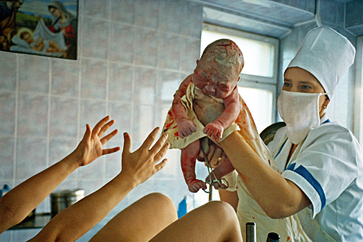 Депутата из Тольятти сняли с поста после истории с родами жены в Чили