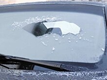 Как убрать лёд с лобового стекла: 5 ошибок водителей