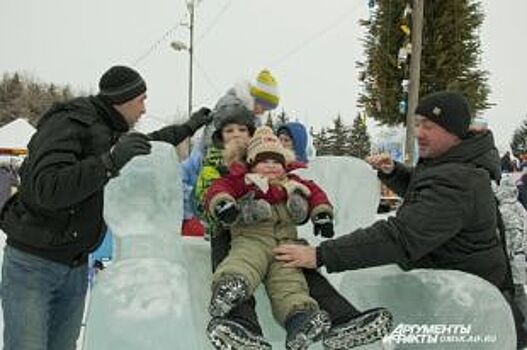 Дети в Петербурге закидали коммунальщиков снежками и отстояли горку