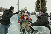 Дети в Петербурге закидали коммунальщиков снежками и отстояли горку