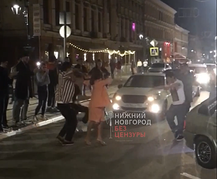 Танцорами лезгинки на улице Рождественской заинтересовалась полиция Нижнего Новгорода