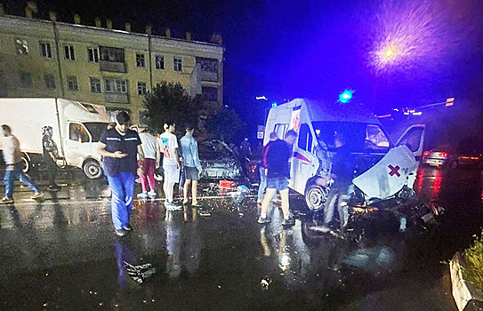 В ДТП с участием скорой помощи и грузовика в Волгограде пострадали четыре человека