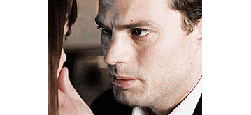 Коса и декольте до пояса: Дакота Джонсон надела смелое платье на премьеру «На 50 оттенков темнее»